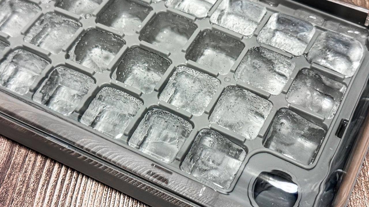 3COINSの製氷器はワンプッシュでポロリ。氷に触らずに1個ずつグラスに移せる