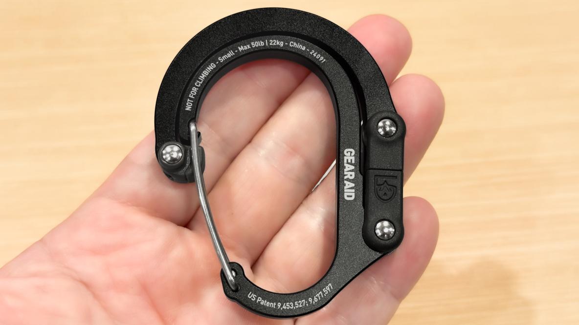 モンベルで見つけた“ヒーロークリップ”があれば、もうバッグの置き場には困らない