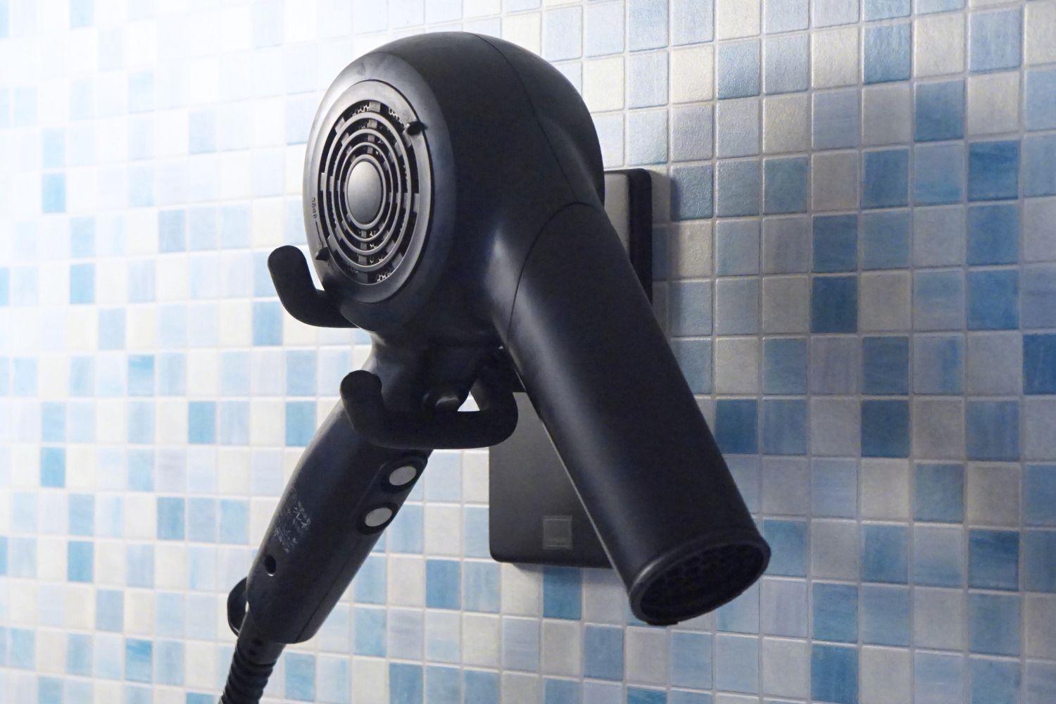 髪を乾かしながら、歯磨きできるだと…？山崎実業の「ドライヤーホルダーの進化」に歓喜