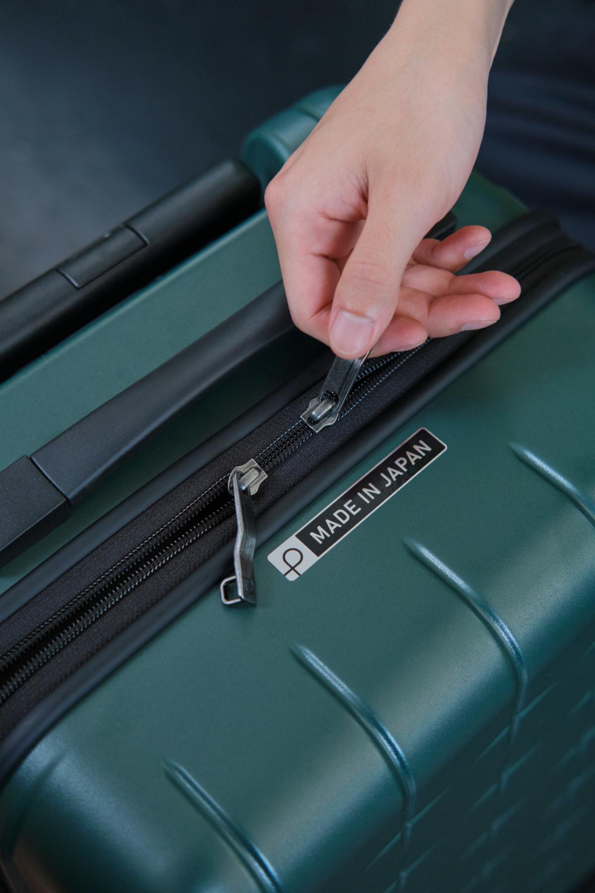 MADE IN JAPANの傑作。上下左右に開くスーツケースの便利さを再確認