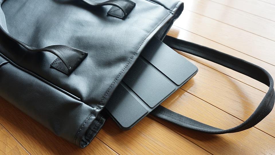 これ、一軍バッグに認定かも。スリムサイズで汚れにも強いキャンパス