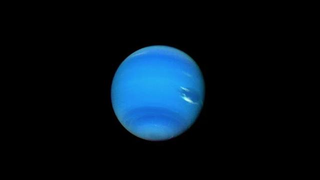 南極でもなく北極でもない。“真ん中” にあらわれた海王星のオーロラ