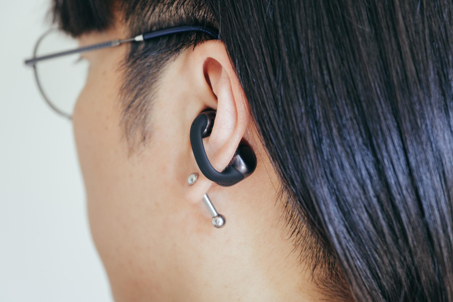 メガネやピアスに干渉しない。Shokzのイヤーカフ型、いい音鳴ります