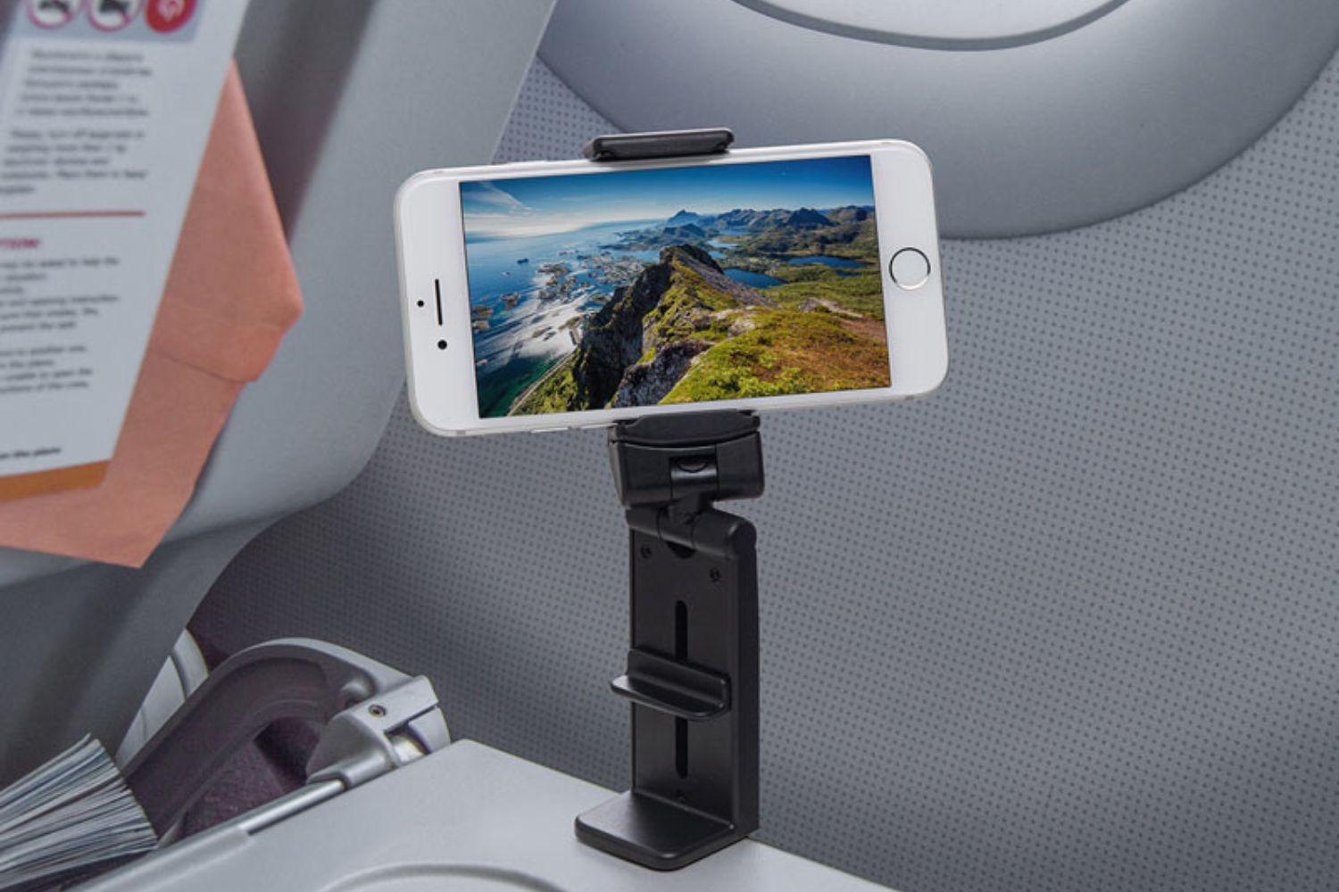 もう、手はプルプルさせません！旅の移動中、スマホ視聴が超絶ラクちん