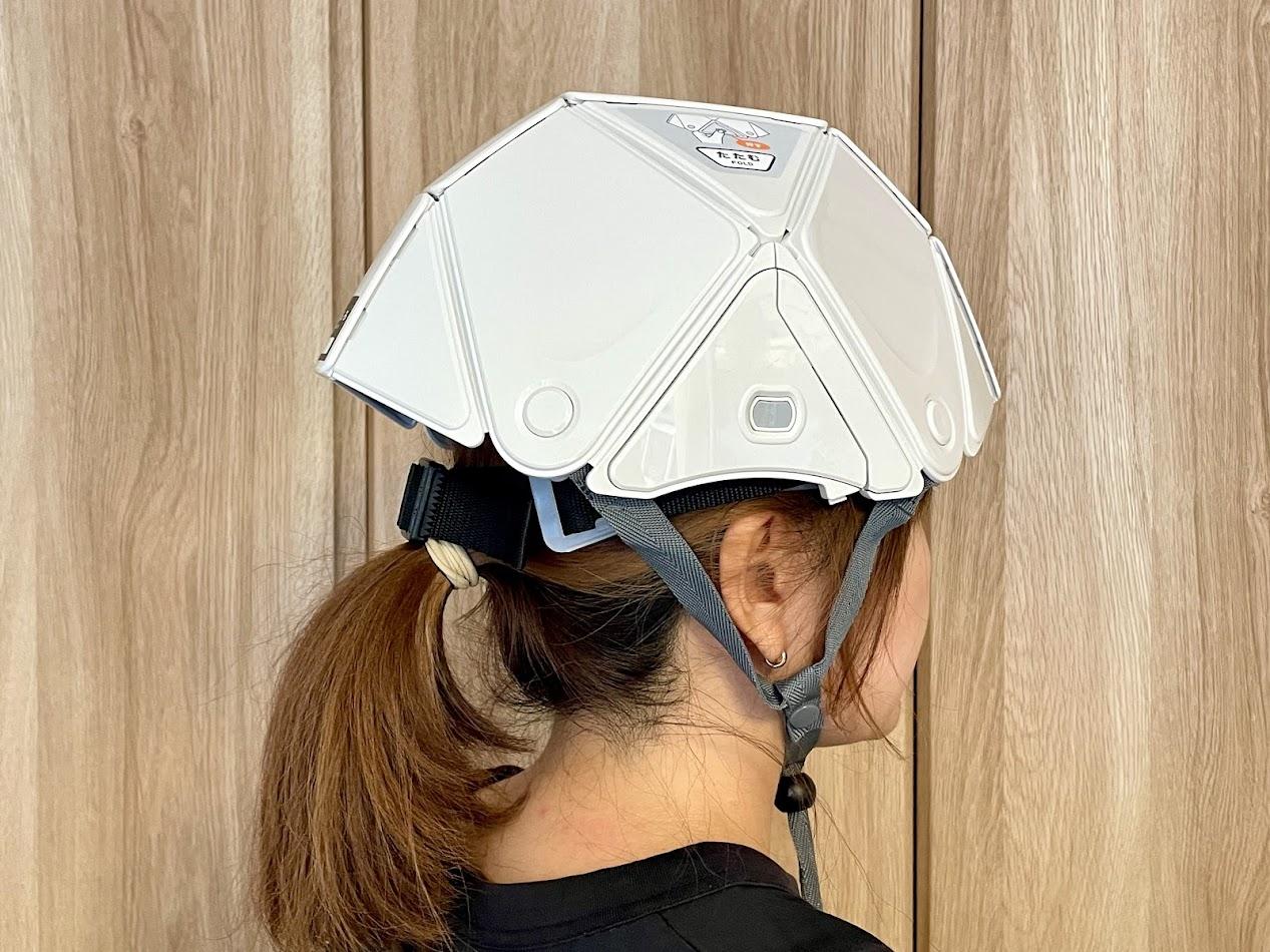 A4サイズにペッタンコ。ジャマにならない無印良品の防災ヘルメット