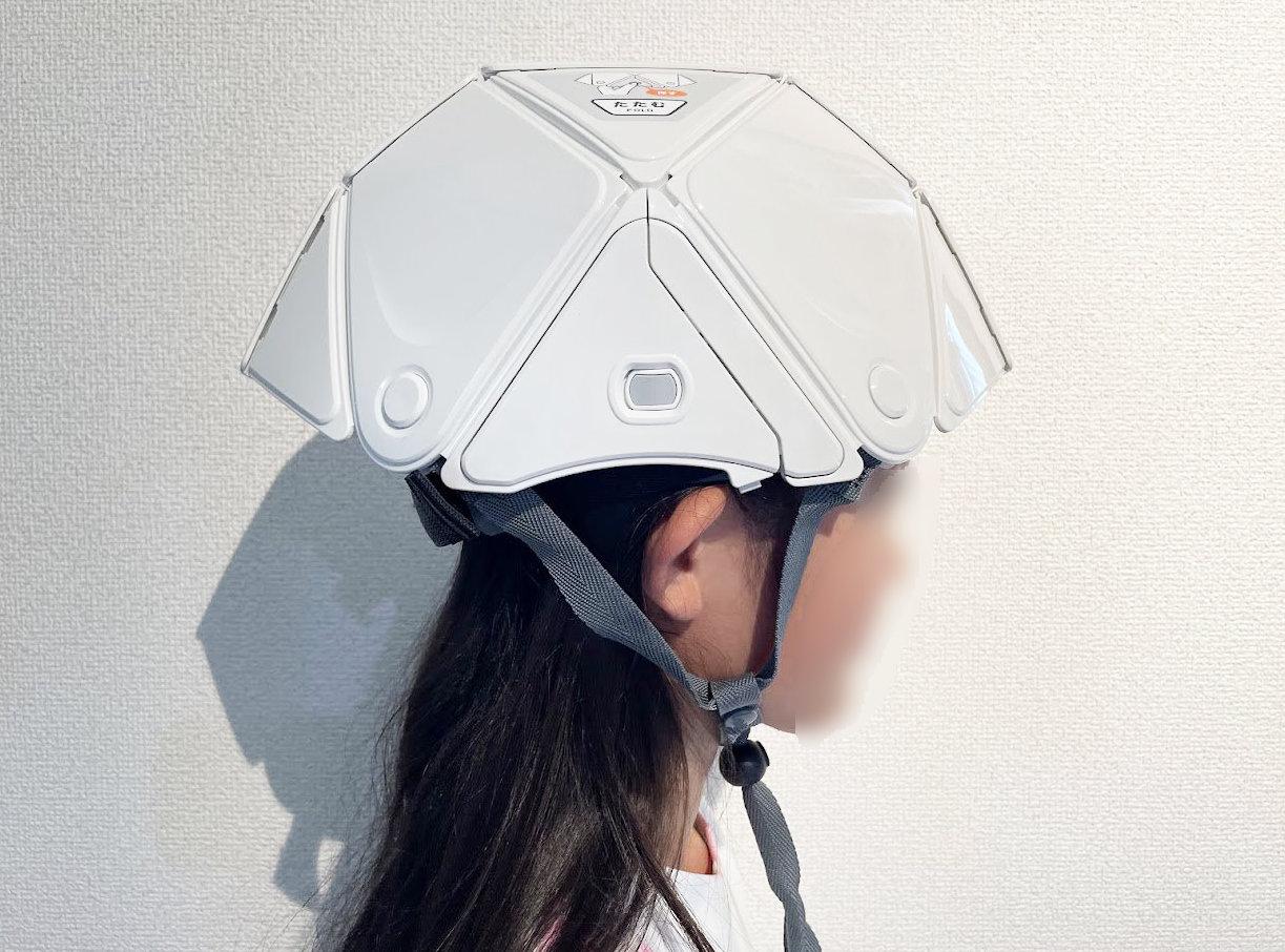 A4サイズにペッタンコ。ジャマにならない無印良品の防災ヘルメット
