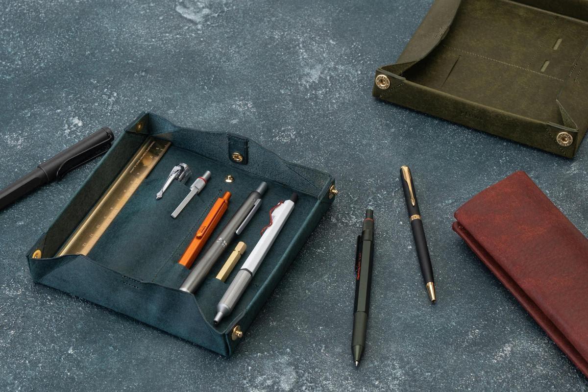 狭い机で大助かり。トレイになるから作業スペースを生み出すロールペンケース dritto Pen roll Lがもうすぐ終了