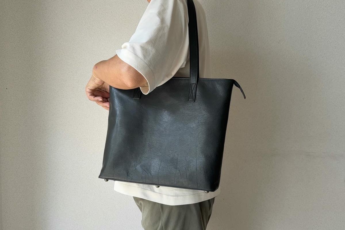 ビジネスバッグの常識を覆す軽さ。この革製トート、持ってみたら感動