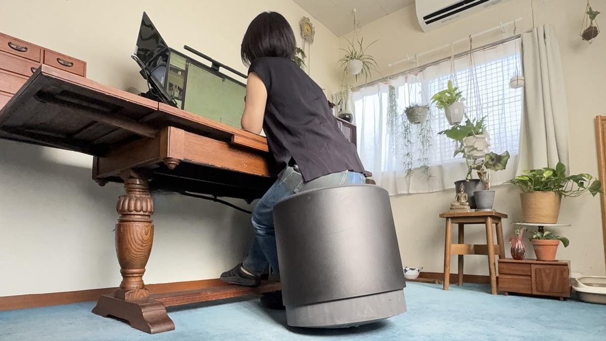 じっとしているのが苦手な私には「動くスツール」がハマる