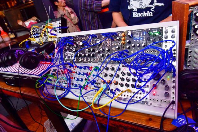 音の水路に身を任せ〜モジュラー・シンセの“今”が交差｢Patching
