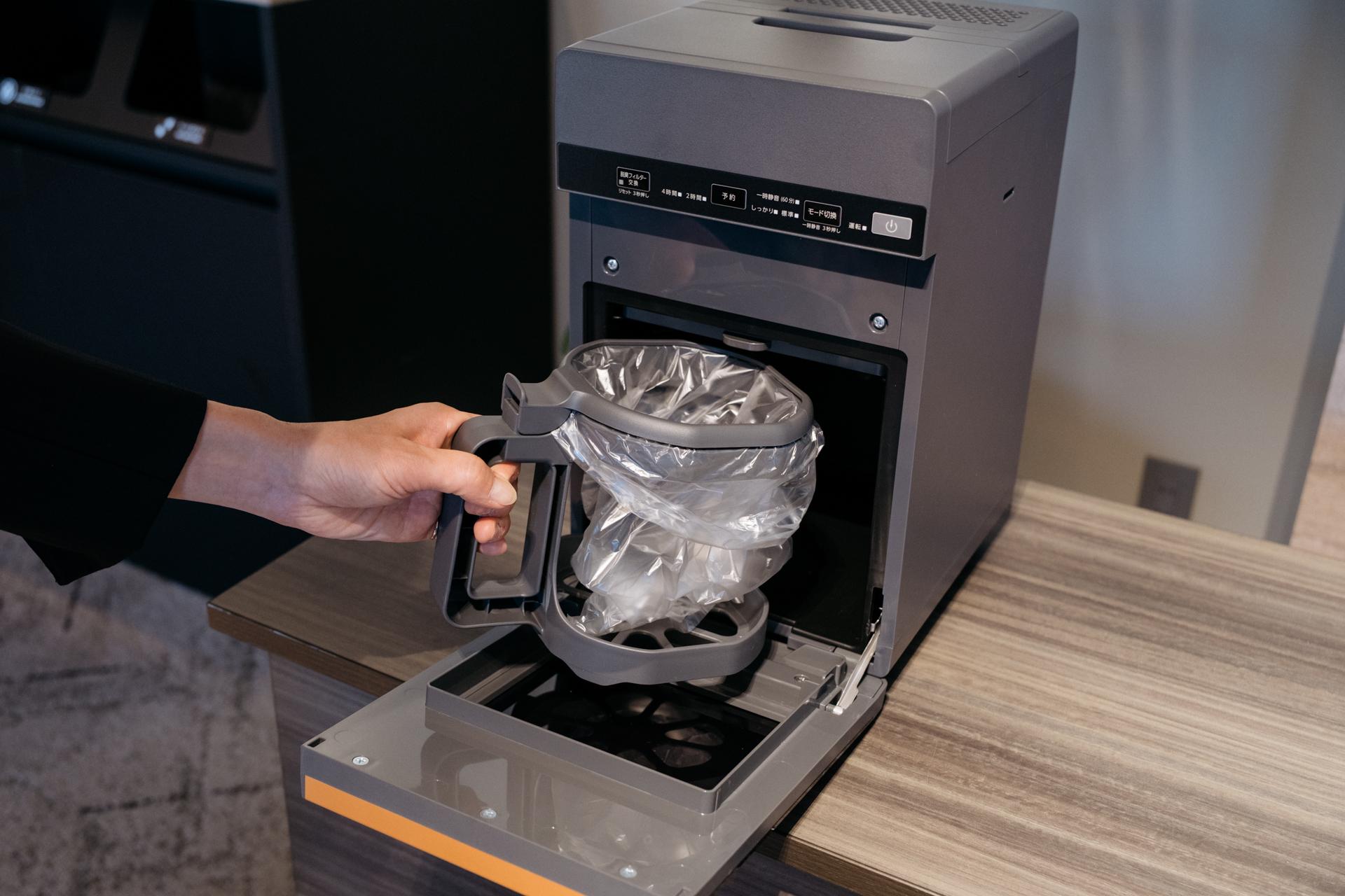 ダイニチ工業の生ごみ乾燥機は、ホルダー型だから手も容器も清潔