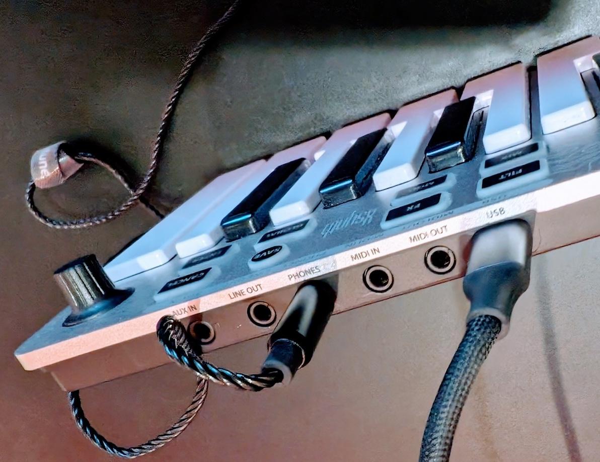 ESI Xsynthを使ってみた：わずか634gのウルトラライト・シンセで