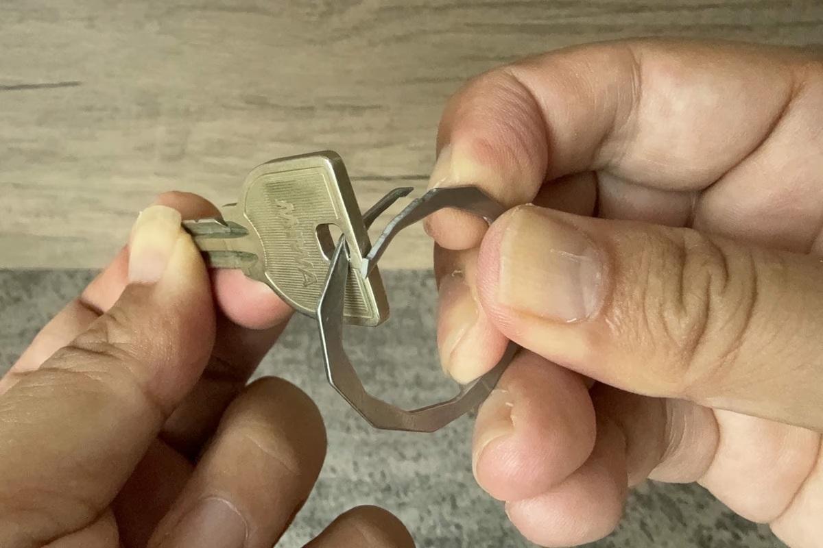爪を痛めず鍵交換ができるというフラット構造のキーリングKEYROUNDを使ってみた
