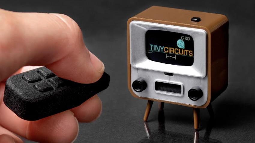 ミニマムすぎるレトロTV。指先サイズなのにリモコンも付属