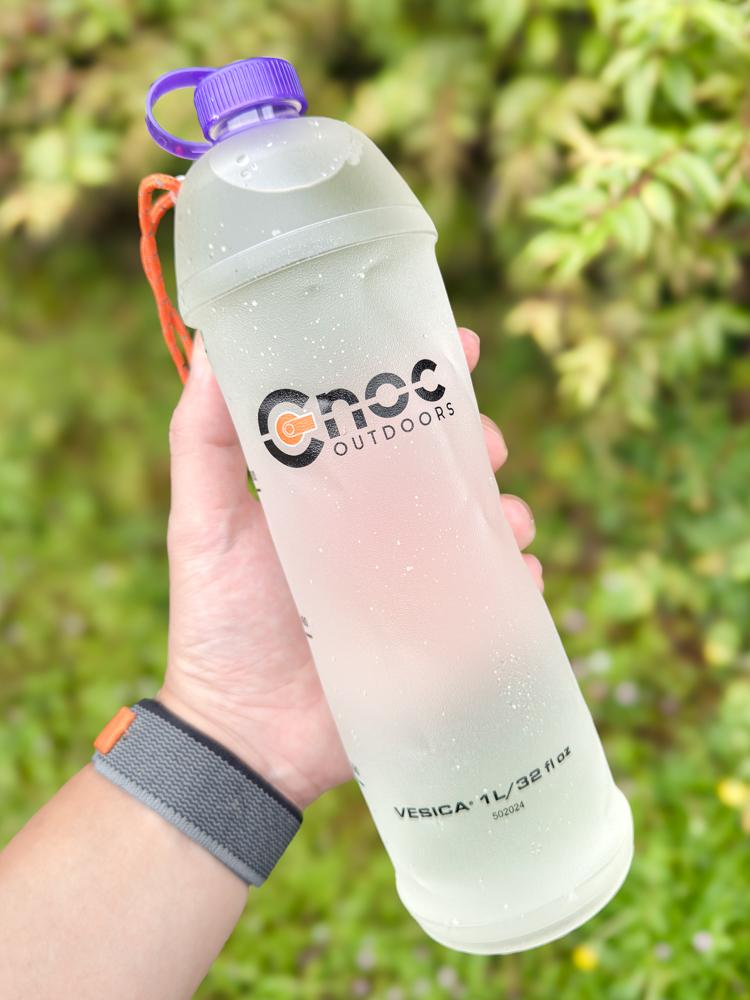 わずか60gのボトル。素材が硬＆柔のハイブリッドだから飲みやすい