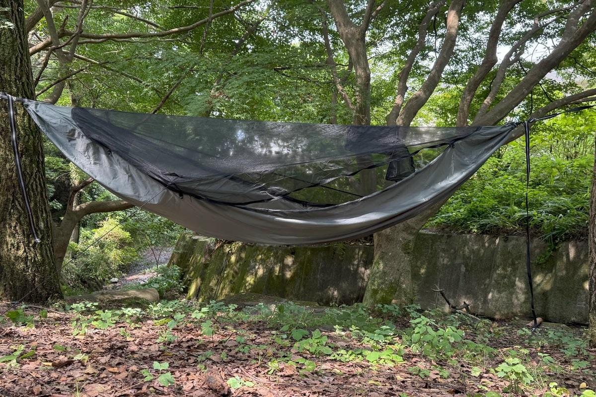 折りたたむと手のひらサイズ。907gの超軽量ハンモックNomadNest