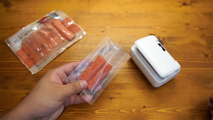 収納も邪魔にならない水分対応のミニ真空パック機。食材やお菓子の保存