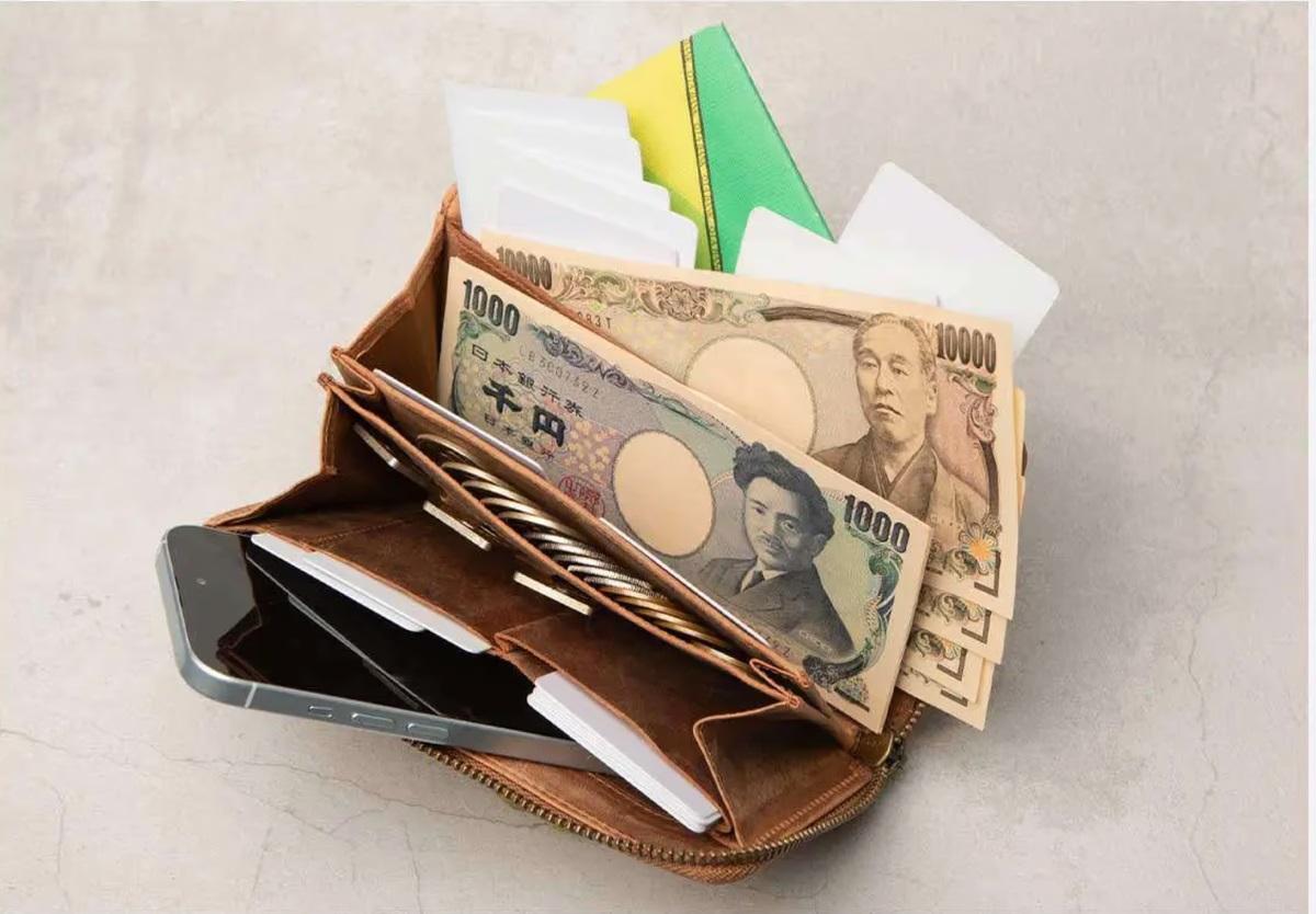 カードは最大20枚OK。ポケットにも入れやすい、YOSHINAの｢コンパクト