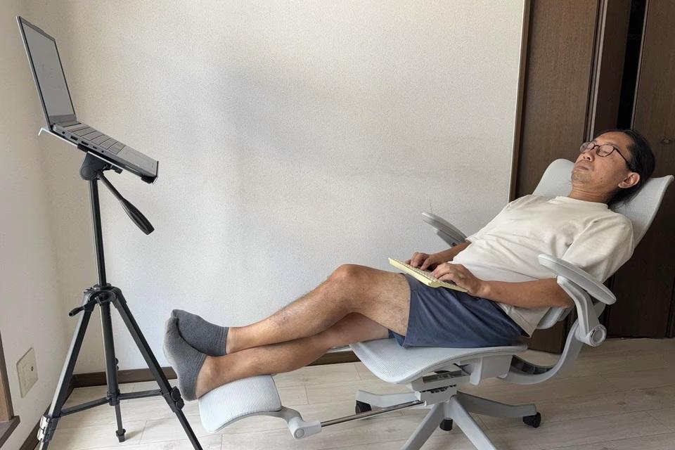 腰を両手で支えられてる…？ このワークチェア、なんだか身体が勝手に