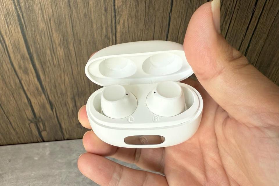 ご*ま様 スマート集音イヤホン JIUYEE Air AI補聴サポート ホワイト スマート集音イヤホンAI Earplus｜音楽・通話音声も増幅｜192時間使用