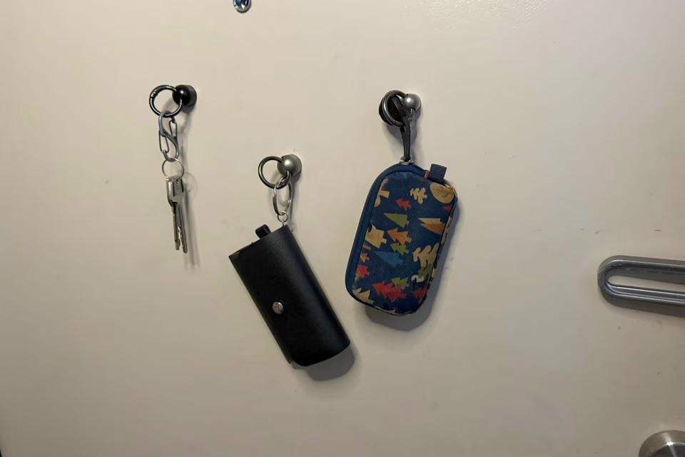 家の鍵、いつも探してる？ 玄関ドアにくっつけとくのが正解だった