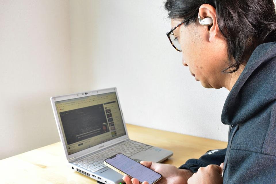 150言語を最短0.3秒で自動翻訳。AI搭載のイヤホン型翻訳機で世界が