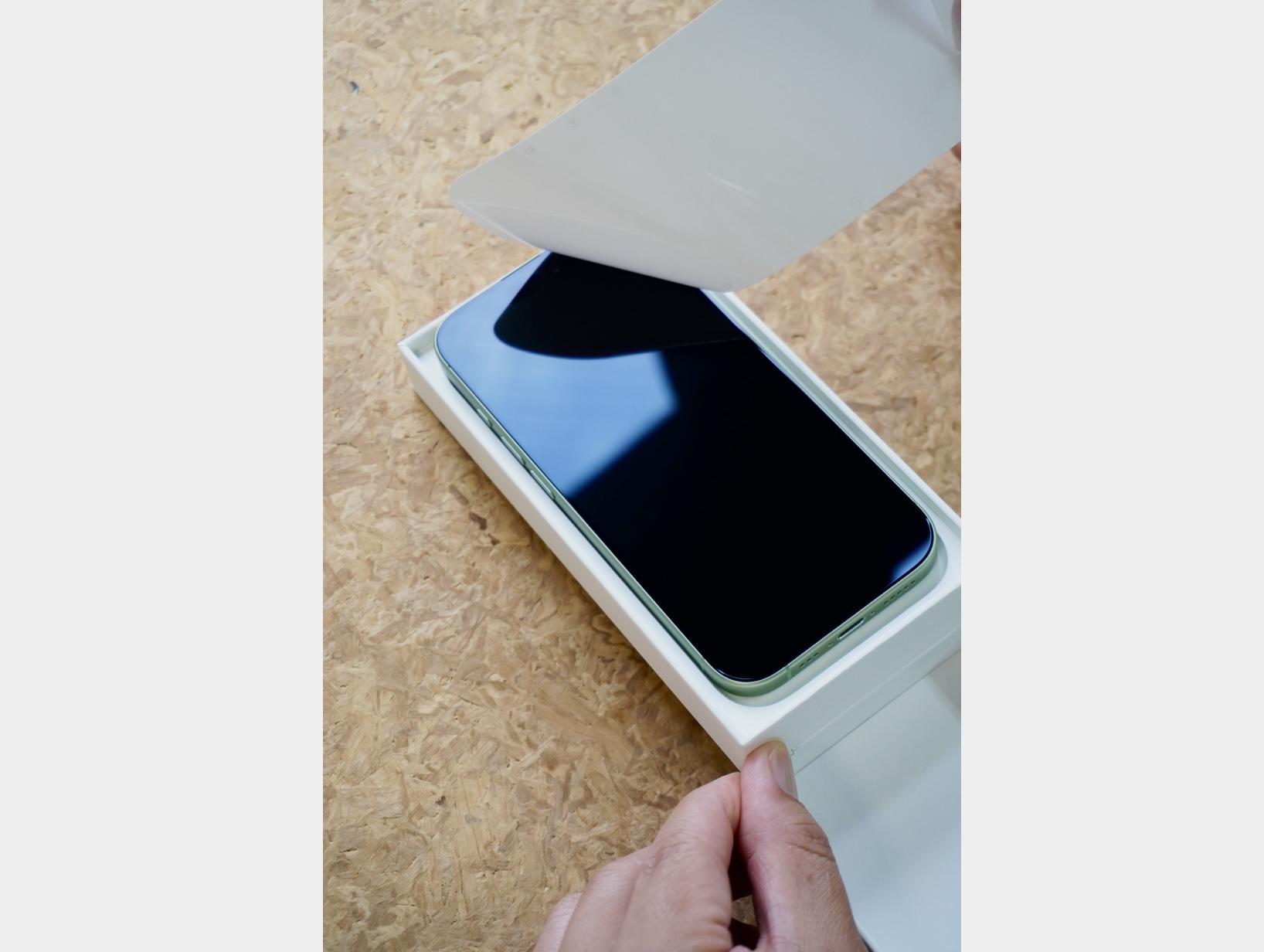 iPhone 17、開封。見た目でiPhone 16と判別するのは難しい。見た目だけ