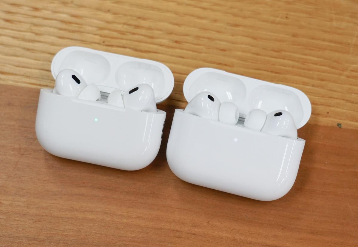 AirPods Pro 3とAirPods Pro 2の見た目を比較。ケースは大きく、本体は 