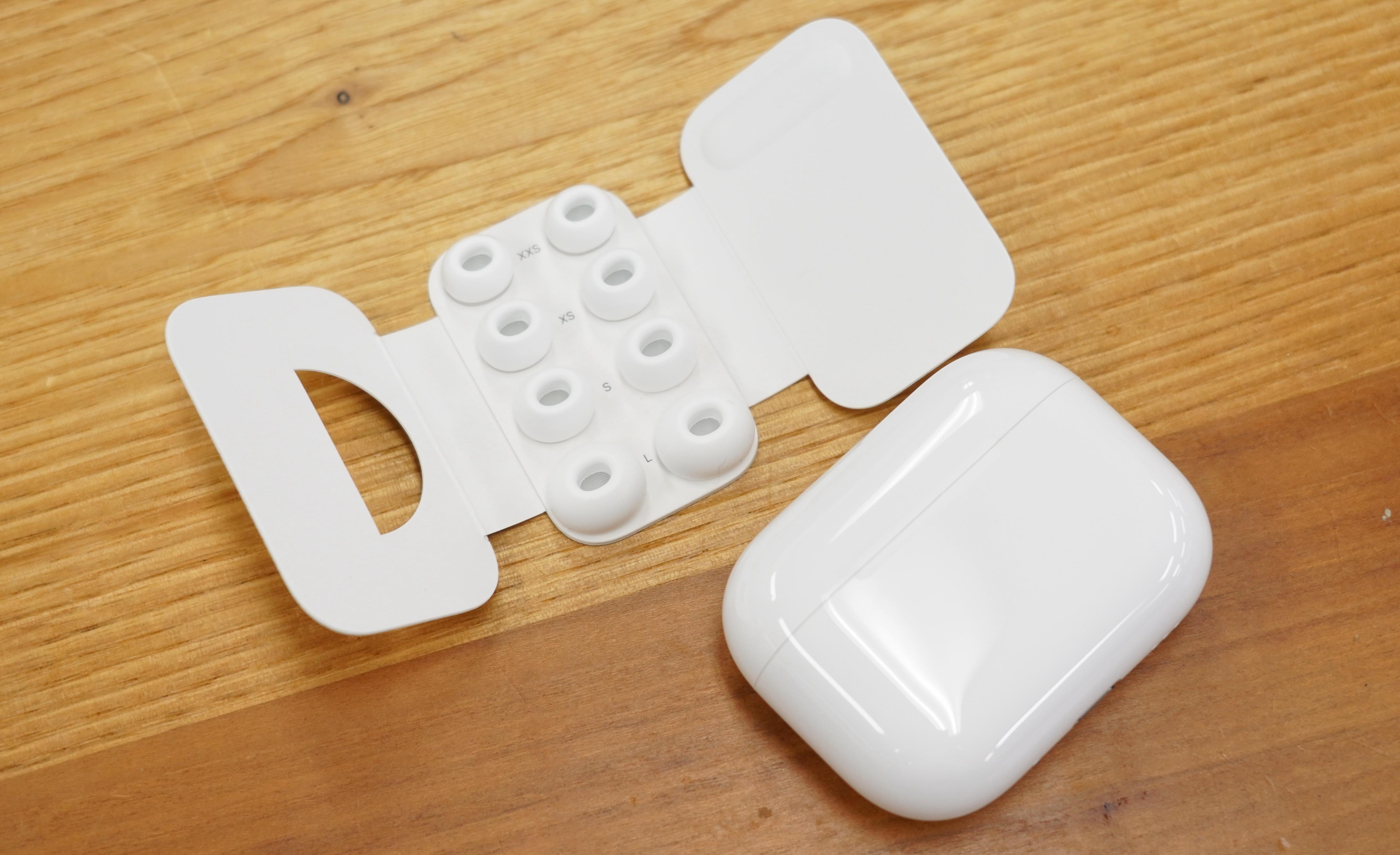 AirPods Pro 3とAirPods Pro 2の見た目を比較。ケースは大きく、本体は