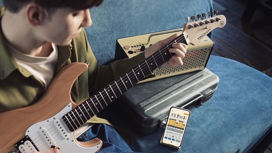 厚さ2cm重さ450gの紙で出来たエレキギター!? 赤ちゃんだってザック