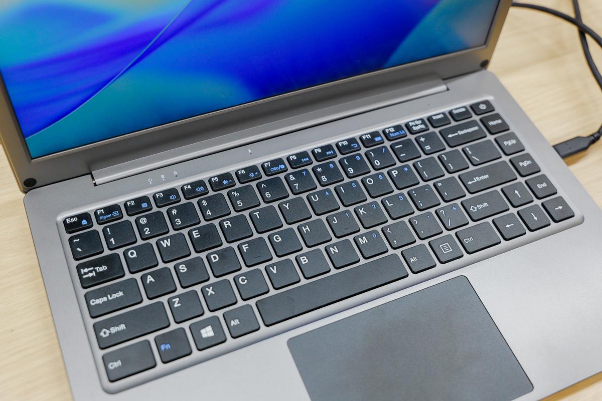 Mac Miniのモバイル運用が現実的に。キーボード内蔵モバイルモニターは