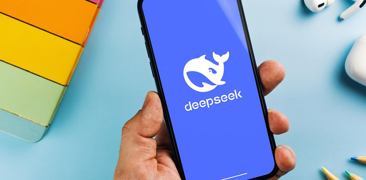 ギズモード・ジャパンのニュース記事「4000万円ちょいと格安。優秀AI｢DeepSeek-R1｣のトレーニングコストが明らかに」の画像