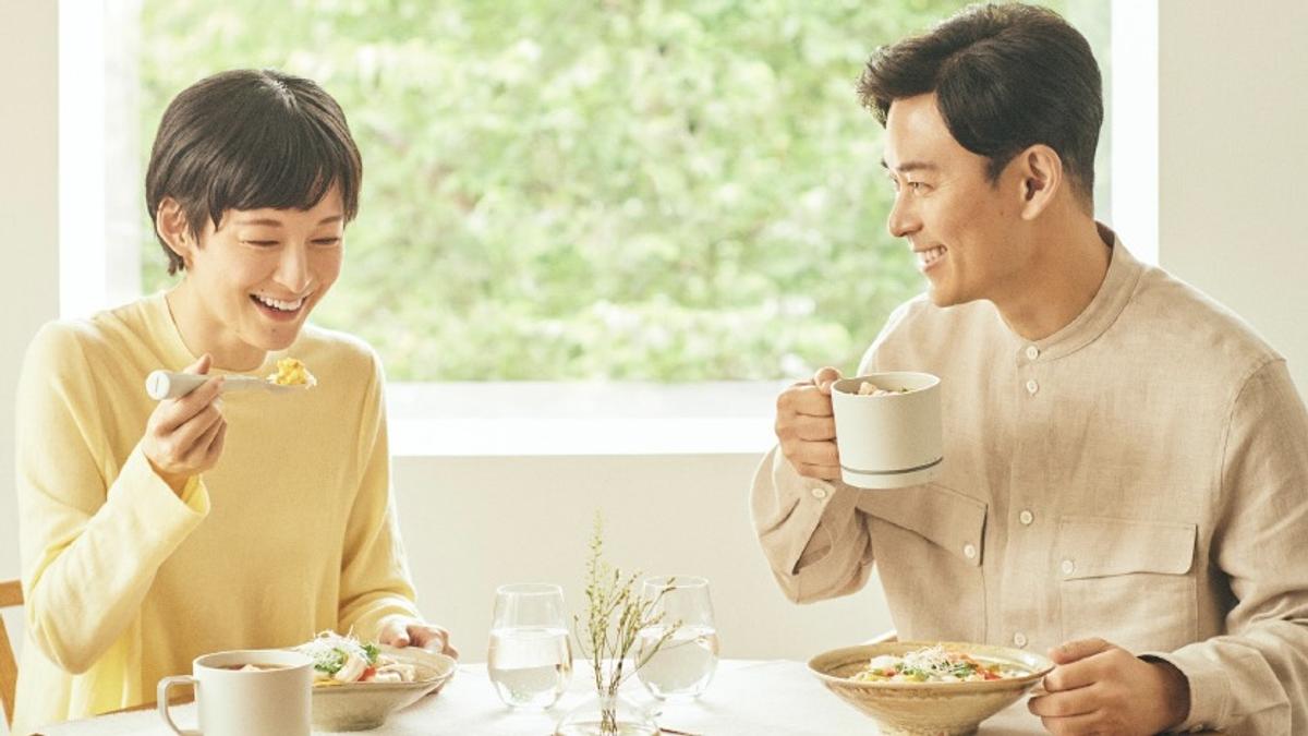 電気の力で減塩する食器「エレキソルト」、新型スプーンとカップを発売 
