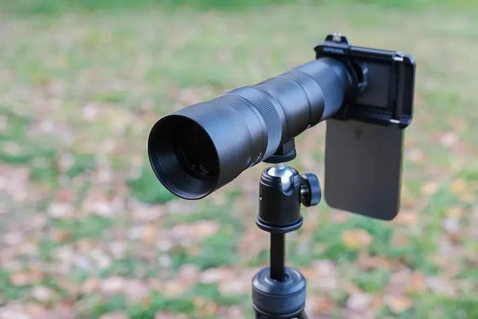 ズームの限界突破。クリップするだけでスマホが60倍望遠カメラに