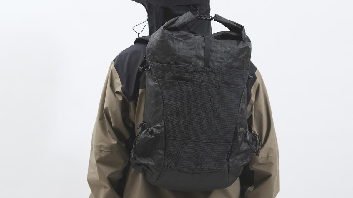 重さ420gで、強度は鉄の15倍。ロールトップの課題を克服したバック 