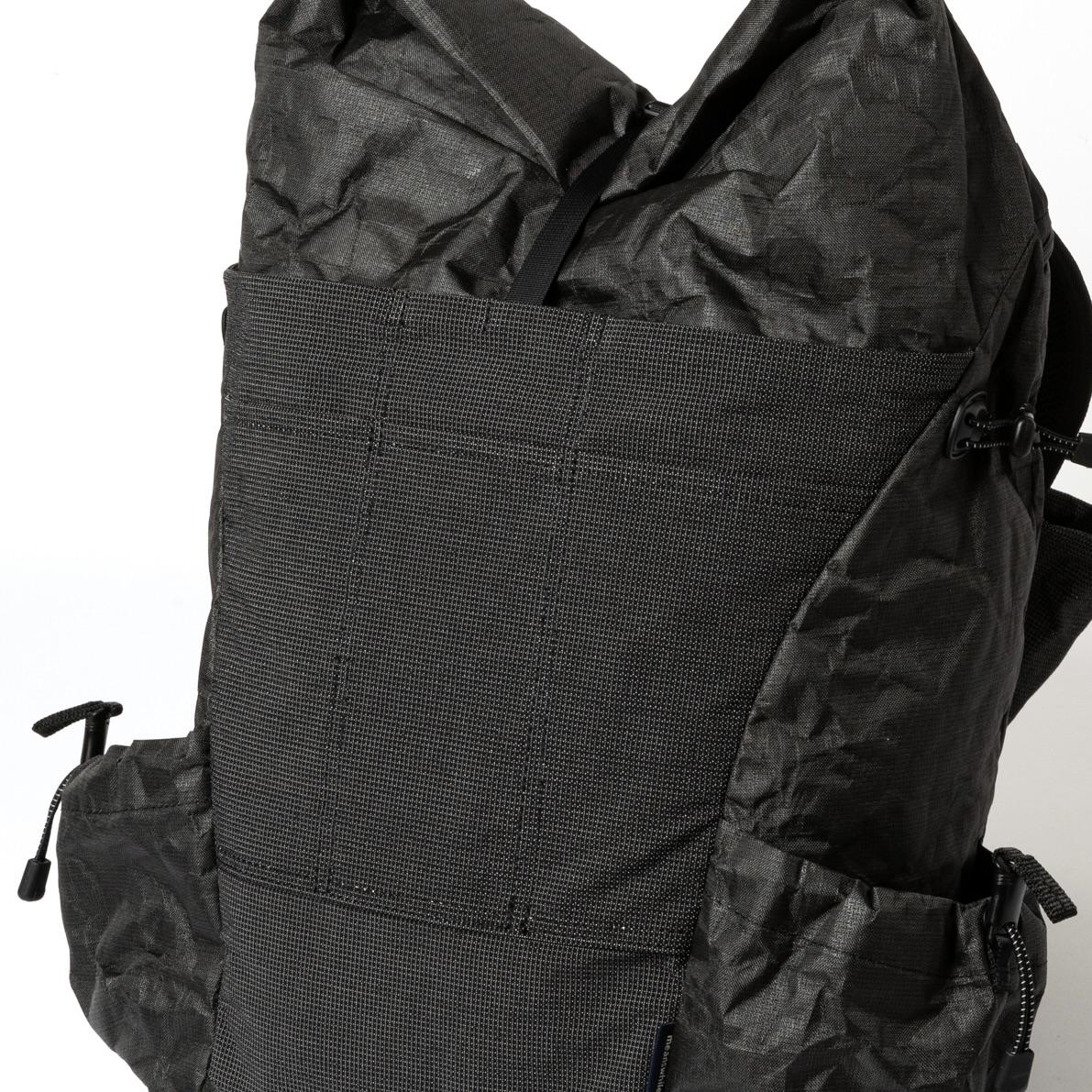 重さ420gで、強度は鉄の15倍。ロールトップの課題を克服したバック