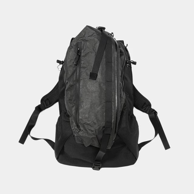 重さ420gで、強度は鉄の15倍。ロールトップの課題を克服したバック