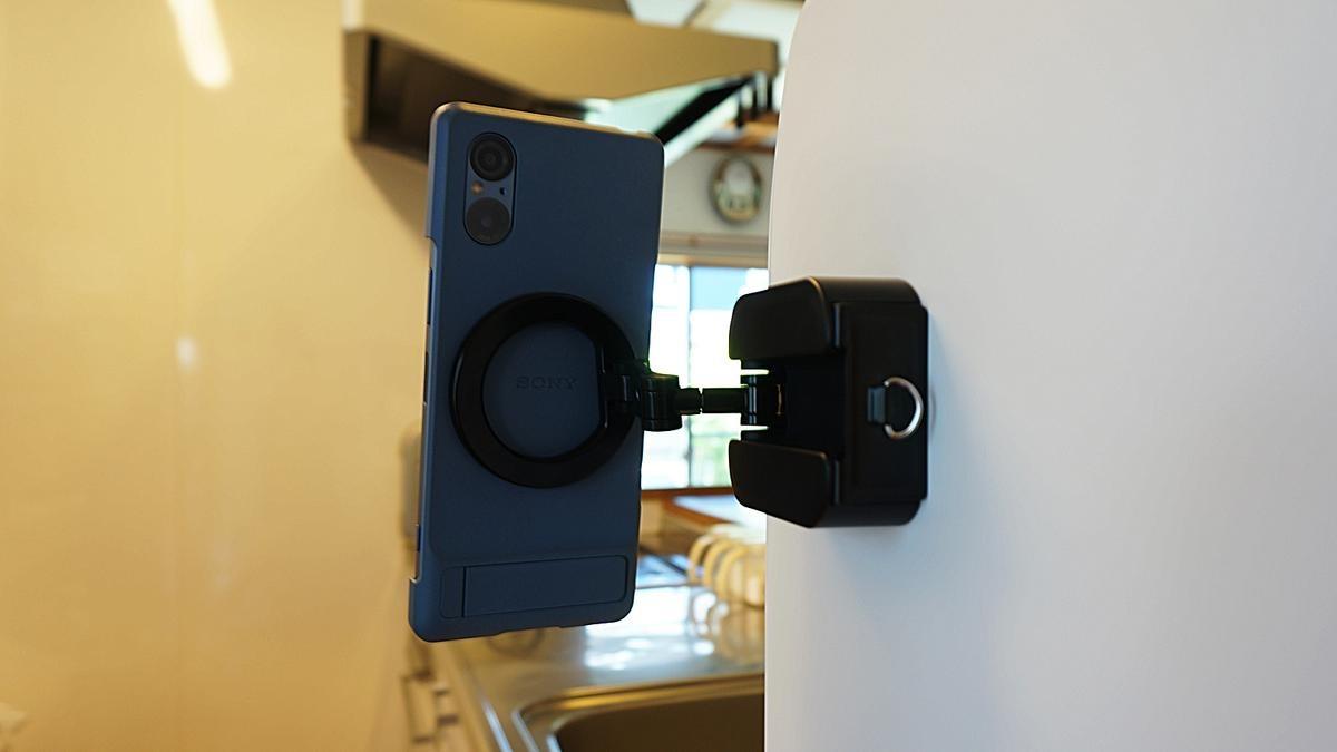 スマホスタンドの最終形態MagPosi。強力磁石とクリップの二刀流で、もはや置けない場所なし