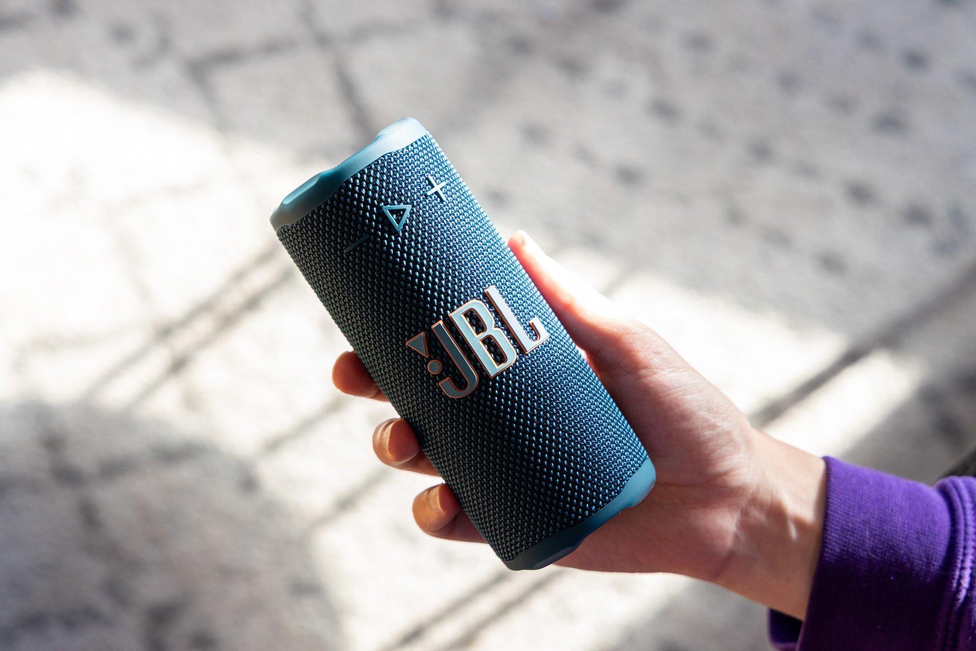 ロング缶サイズのBluetoothスピーカー「JBL Grip」はポータブル性を