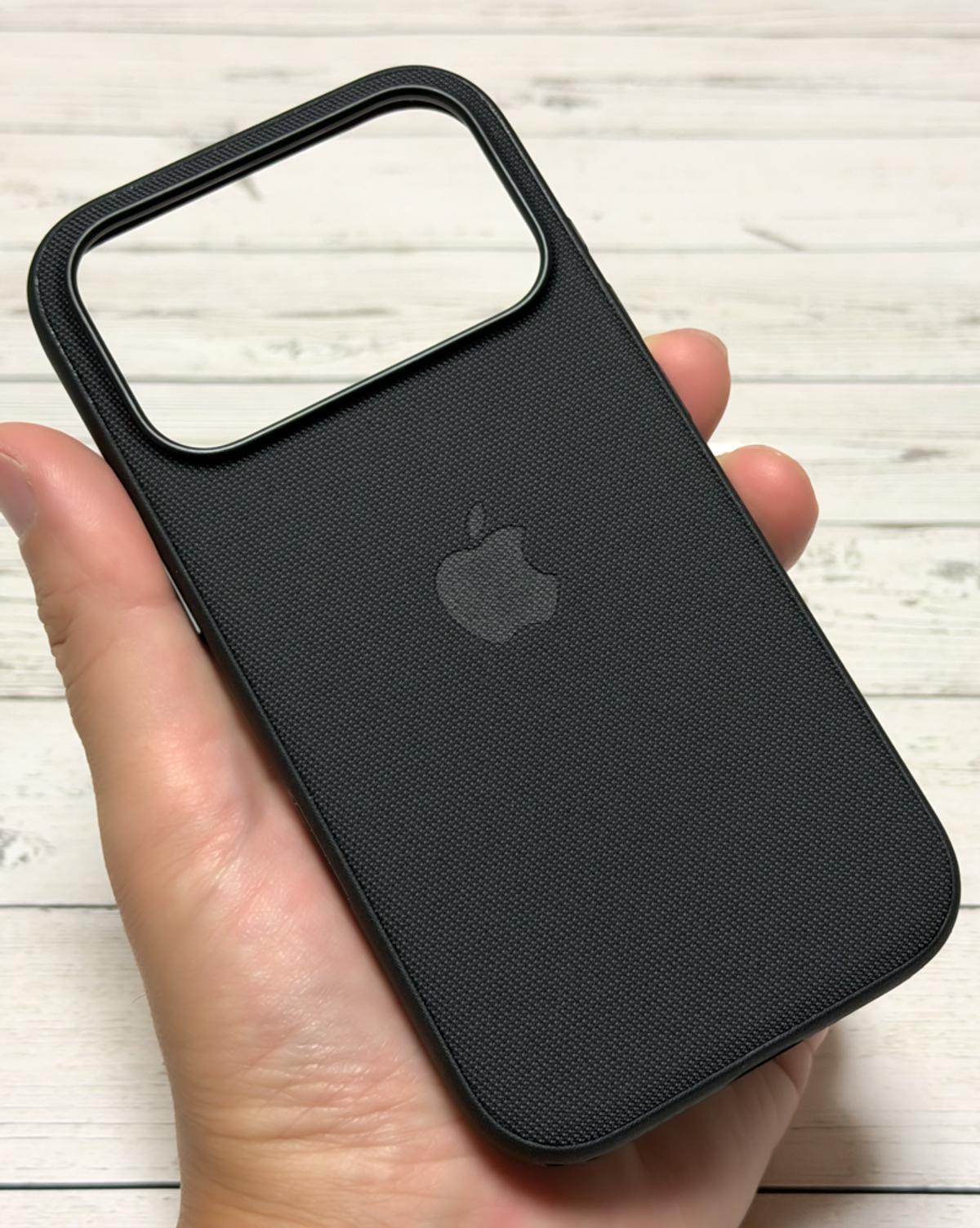 Apple純正シリコンやクリアと何が違う？ 純正ウーブンケースの使用感 