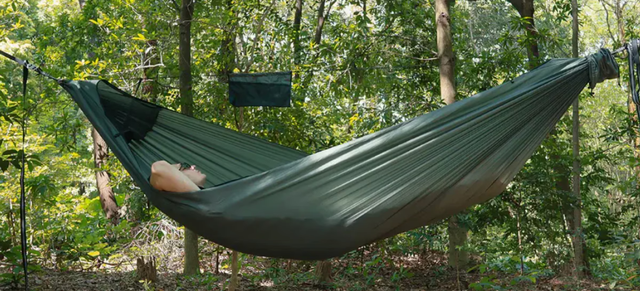理想の“空中ベッド” が爆誕。簡単軽量ハンモックをアウトドアや