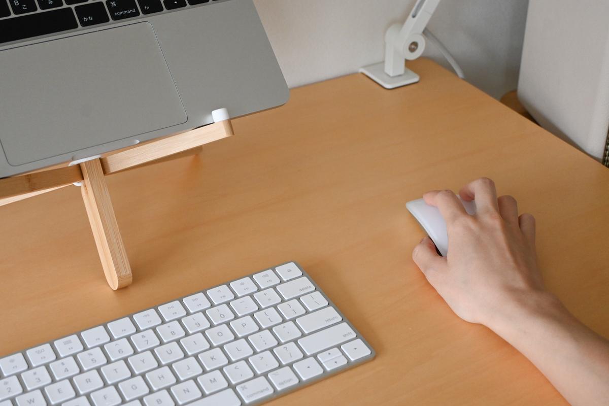 Appleの「Magic Trackpad」で、狭い机でも快適に作業できるようになっ 