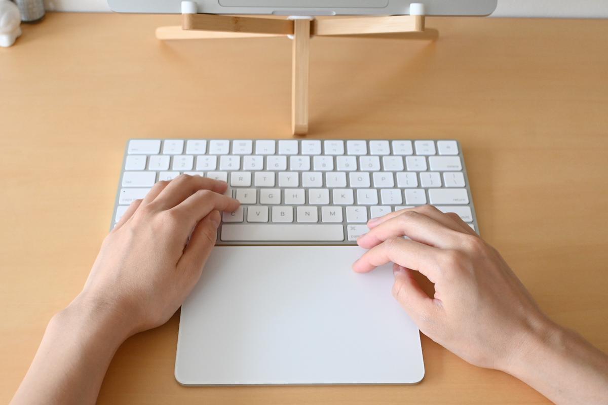 Appleの｢Magic Trackpad｣で、狭い机でも快適に作業できるようになった