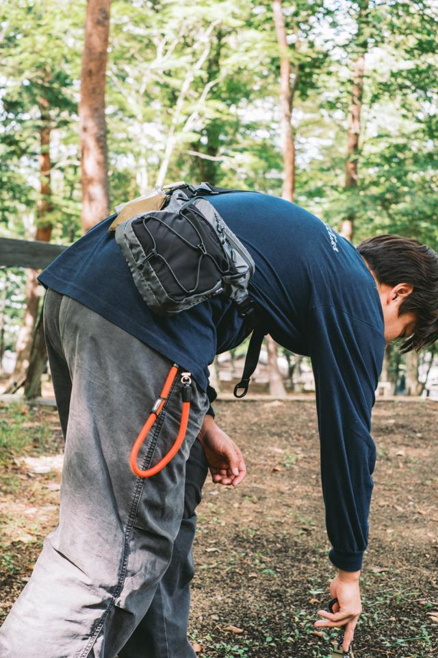 前屈みや小走りでも体に密着するショルダーバッグ。小さいけれど抜群の