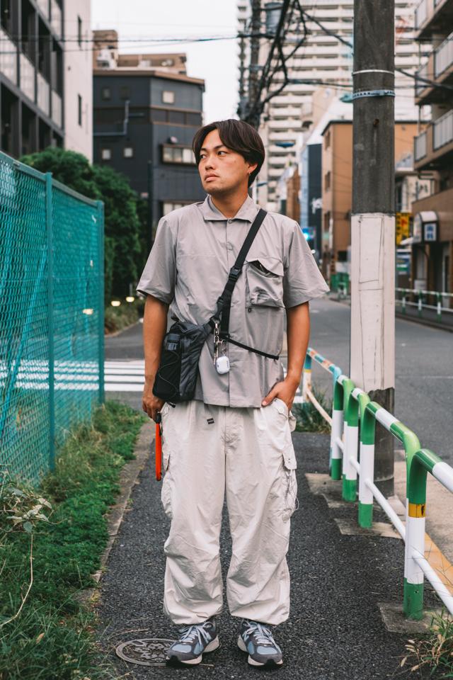 前屈みや小走りでも体に密着するショルダーバッグ。小さいけれど抜群の