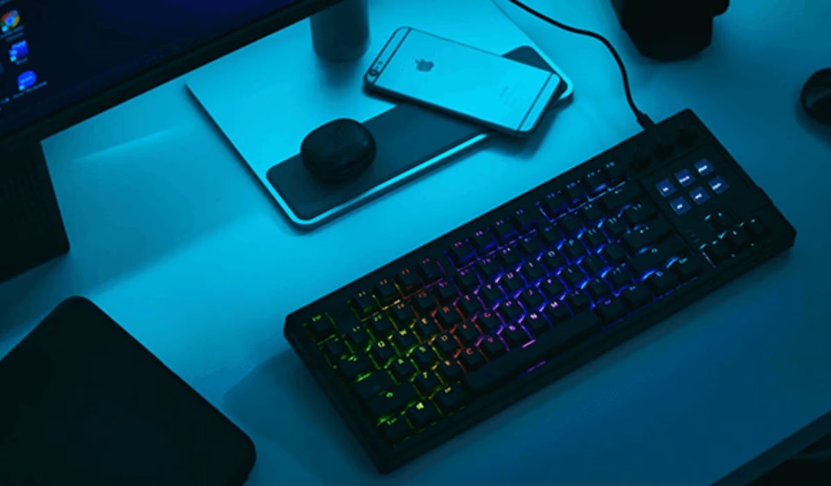 左手デバイスを搭載した次世代キーボード。作業効率は爆上がりだし没頭