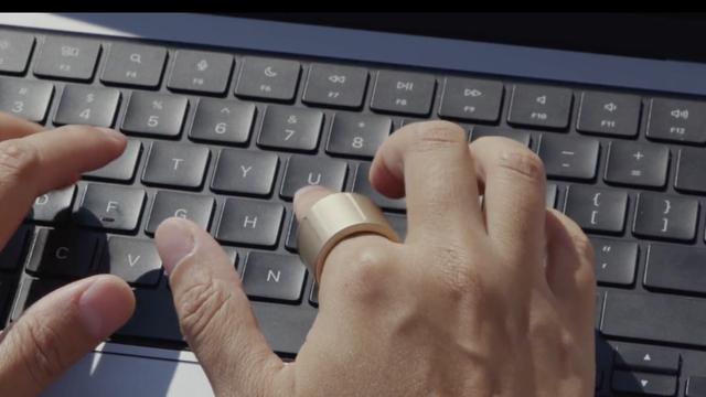 タップでPC操作やタイピングも可能な“未来すぎる”ブレスレット