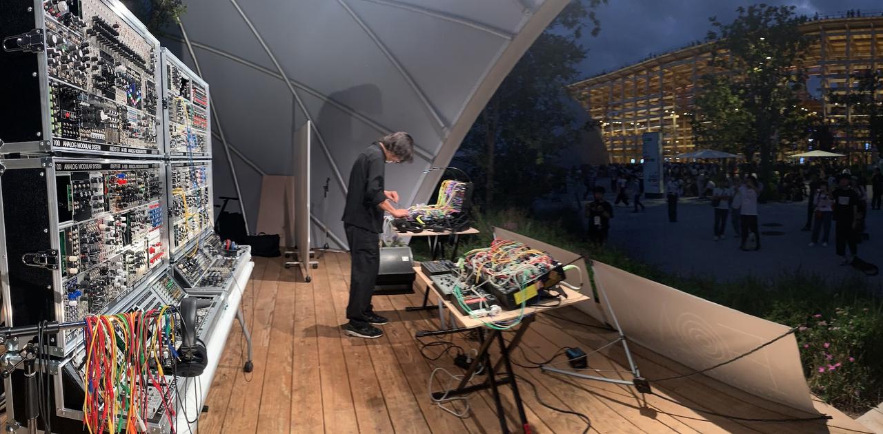 ギズモード・ジャパンのニュース記事「AIが作るより速く、人がパッチング。モジュラーシンセの祭典｢Festival of Modular 2025｣」の画像