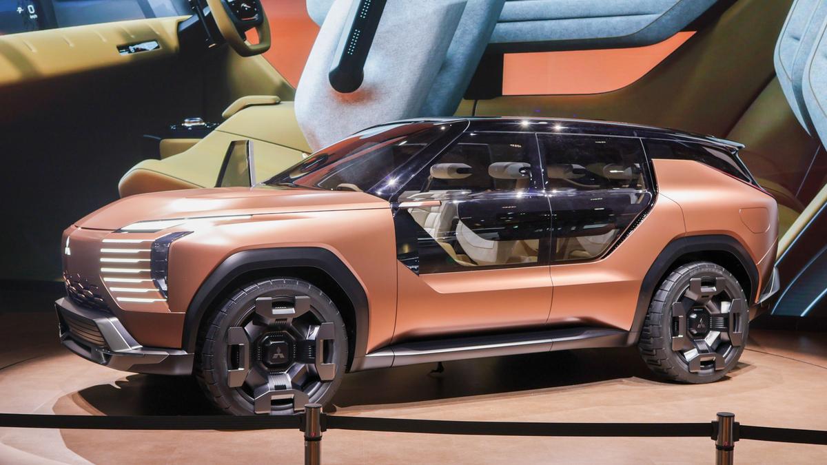 三菱自動車の電動4WDは、移動先まで寝床を牽引できる 