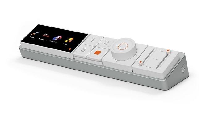 スピーカー＆マイク内蔵でギターも繋がる。このサンプラー、超